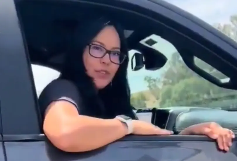 Mexicana escupe a migrantes en protesta en Los Ángeles Mexicana escupe a migrantes en protesta en Los Ángeles