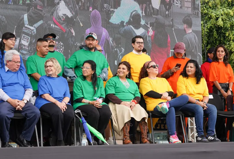 CDMX rompe récord con bandera LGBT+ humana en el Zócalo