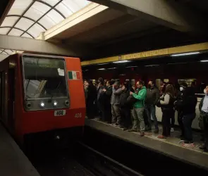 Captan a policías de la PBI agrediendo a un hombre en el Metro de la CDMX