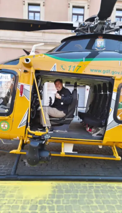 Fue criticado por su viaje en helicóptero. X.