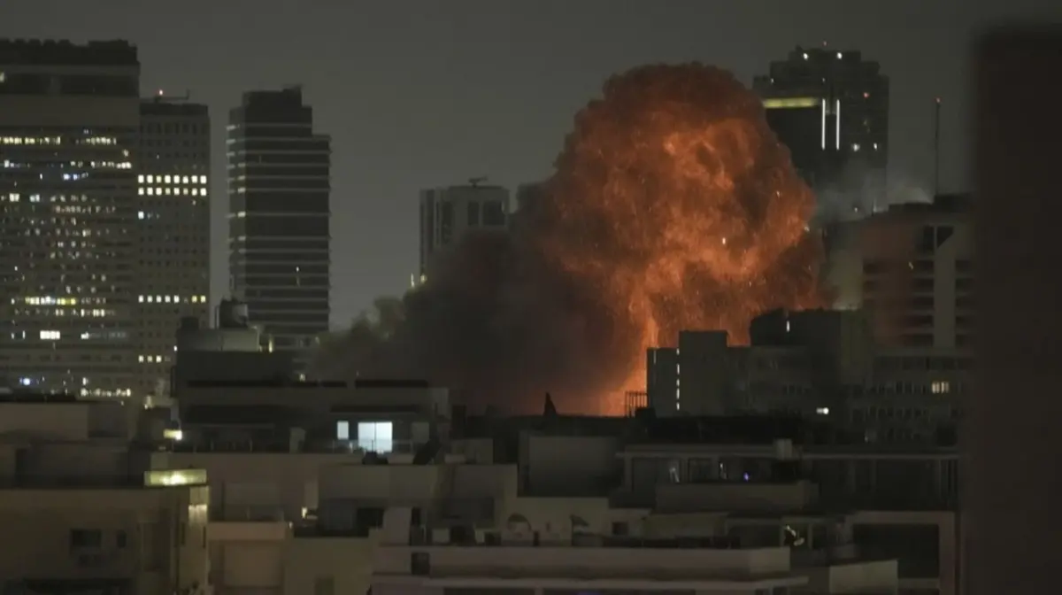 Explosión, causada por un misil iraní en Tel Aviv, el domingo 15 de junio de 2025. Especial