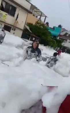 Fueron varias las personas que jugaron con la espuma tóxica. Captura de video.