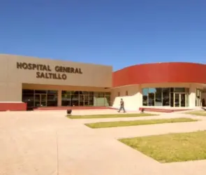 Mujer apuñala a la amiga de su esposo tras hallarlos juntos frente a su casa