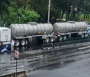 Muere motociclista al chocar contra pipa en San Juan de Aragón