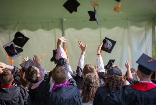 Profeco alerta por fraudes en paquetes de graduación Profeco alerta por fraudes en paquetes de graduación