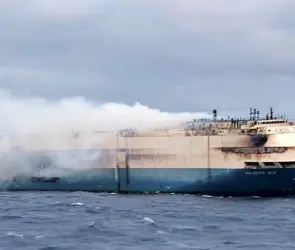 Se hunde buque con más de 3 mil autos nuevos rumbo a México