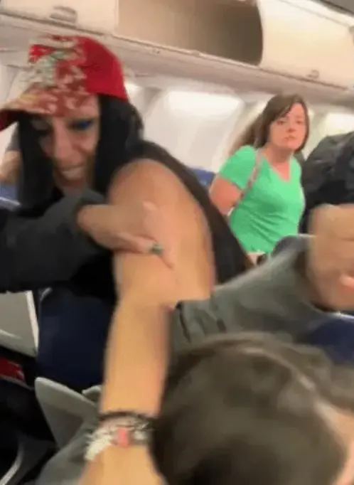 Agredió verbal y físicamente a una pasajera. Captura de pantalla.