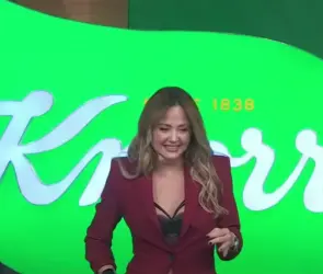 Dejan abierto el micr&oacute;fono de Andrea Legarreta y la escuchan hablando mal de un colega de Hoy