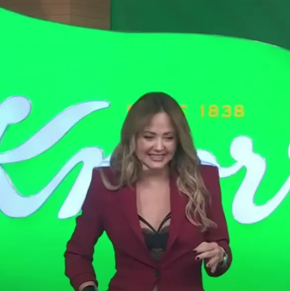 Dejan abierto el micrófono de Andrea Legarreta y la escuchan hablando mal de un colega de Hoy