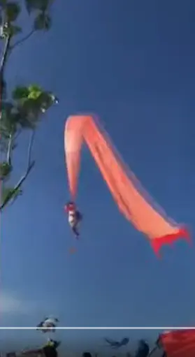 De manera inexplicable, una de sus cuerdas se enredó alrededor de la niña. Captura de pantalla.