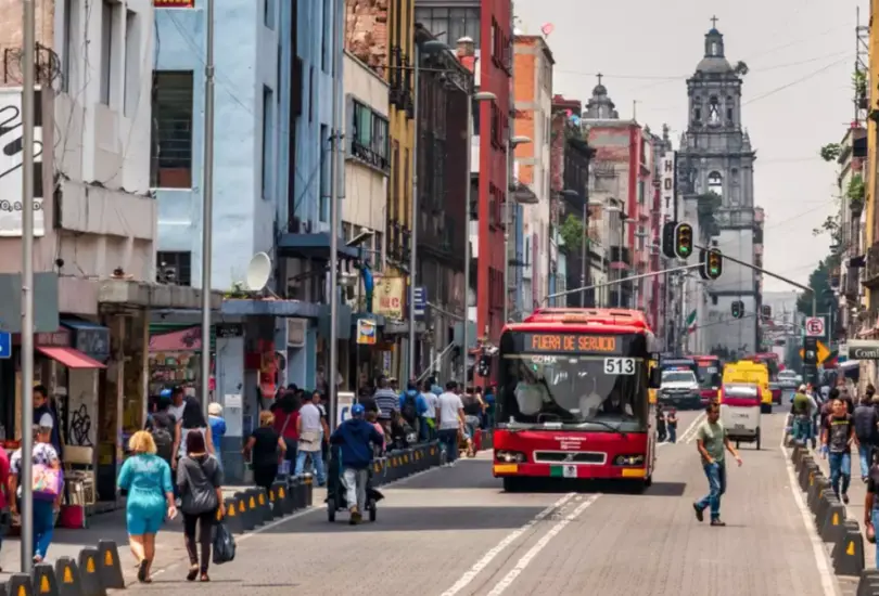 La CDMX se hunde debido a la sobreexplotación de agua y la fragilidad del suelo. La CDMX se hunde debido a la sobreexplotación de agua y la fragilidad del suelo.