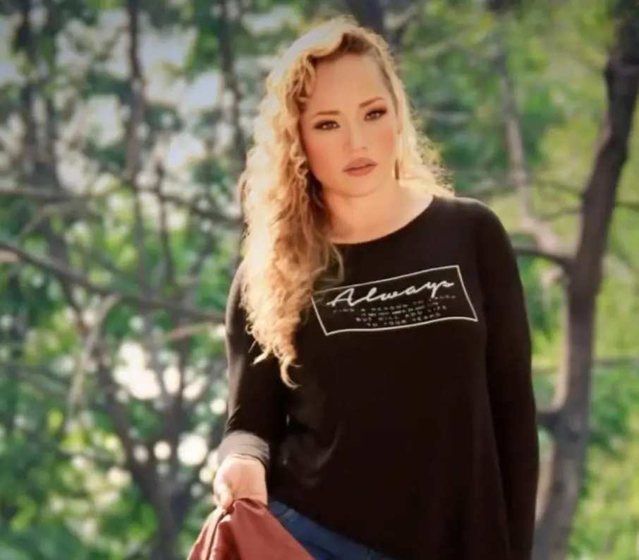 Se encuentra enfocada en el fitness y por medio de Instagram comparte sus rutinas.<br>