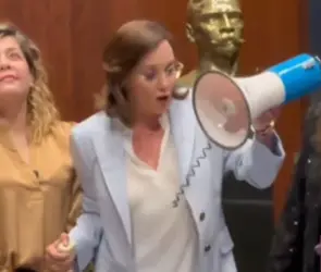 "Legisladoras pandilleras": A media protesta, cortan cable de megáfono de Lilly Téllez