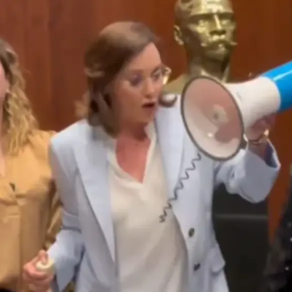 "Legisladoras pandilleras": A media protesta, cortan cable de megáfono de Lilly Téllez