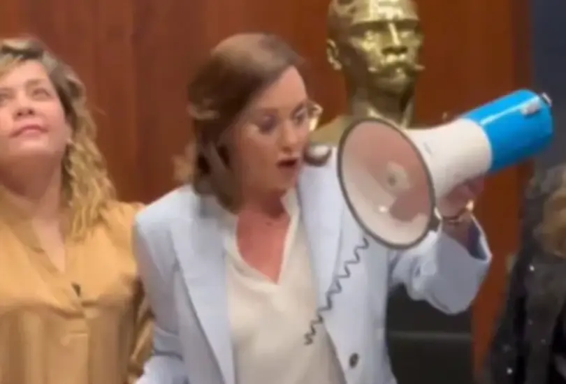 Cuando subió a la tribuna, la senadora Karina Ruiz, de Morena, se acercó a Téllez para tratar de quitarle el megáfono.