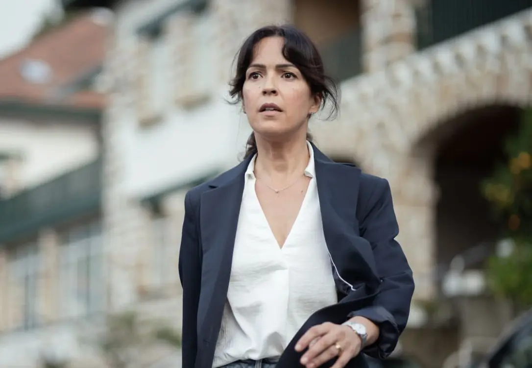 Ángela (4 de julio). Aunque su vida parece perfecta, Ángela soporta el constante maltrato de su marido. Hasta que aparece Edu, quien vuelve a encender su pasión y le propone un plan de escape.