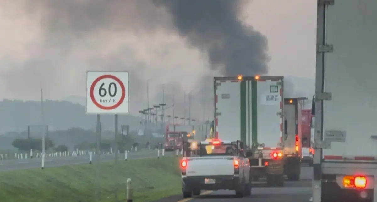 Caos vial en la autopista Colima - Guadalajara tras el accidente. X: @renatoharolamas.