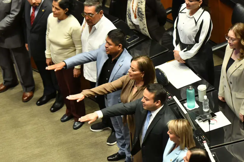 El cantante rindió protesta como sustituto de Luis Armando Melgar Bravo. Especial