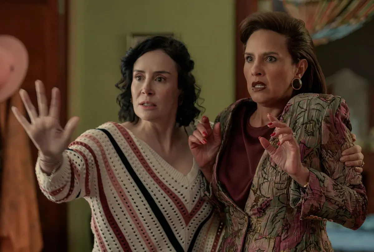 Delirio (18 de julio). Cuando su esposa Agustina enloquece, un profesor se sumerge en su oscuro pasado para descubrir qué la llevó a perder la cordura.<br>