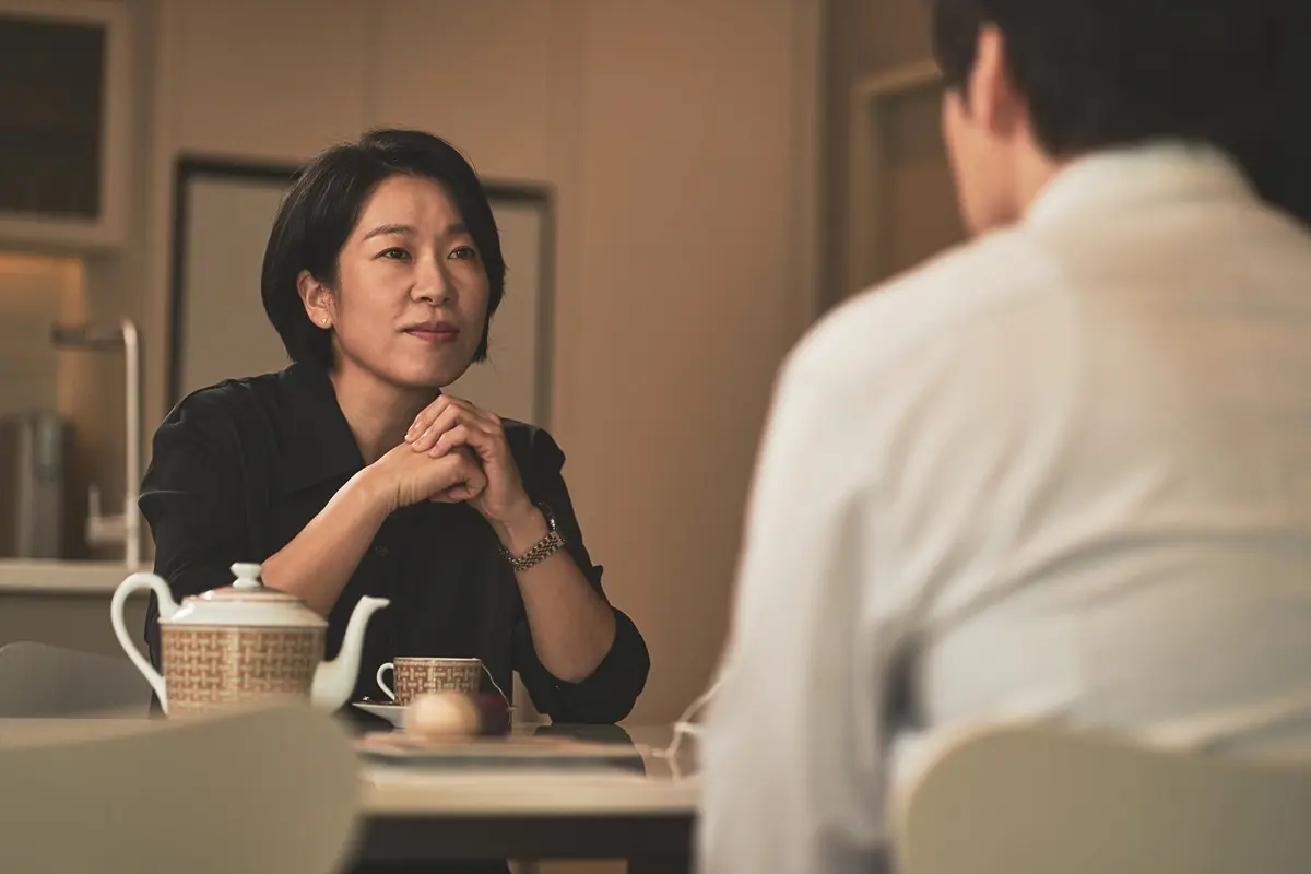 Mis 84 m² (18 de julio). Un hombre que invirtió todos sus ahorros en un nuevo apartamento descubre que detrás de sus paredes se ocultan ruidos molestos, vecinos hostiles y secretos inquietantes.<br>