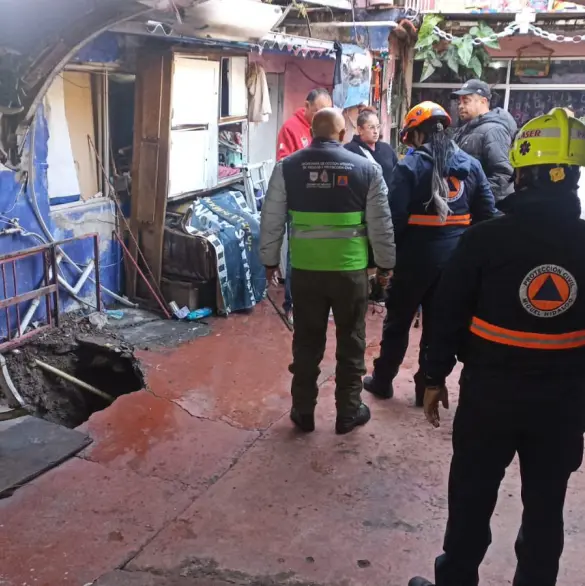 Socavón en Miguel Hidalgo obliga a evacuar a 8 familias por riesgo