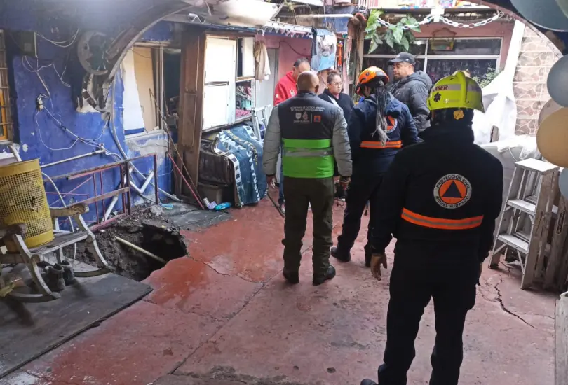 Socavón en Miguel Hidalgo obliga a evacuar a 8 familias por riesgo Socavón en Miguel Hidalgo obliga a evacuar a 8 familias por riesgo