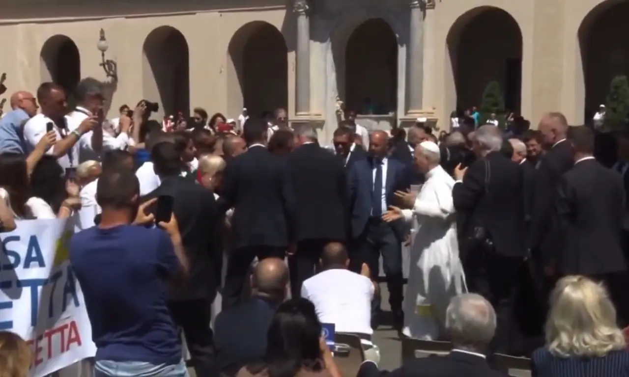  El Papa saludaba a los asistentes como lo hace usualmente. 
