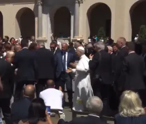 Momento exacto en que golpean al Papa León XIV con objeto en la Plaza de San Pedro; cayó sobre su cabeza 