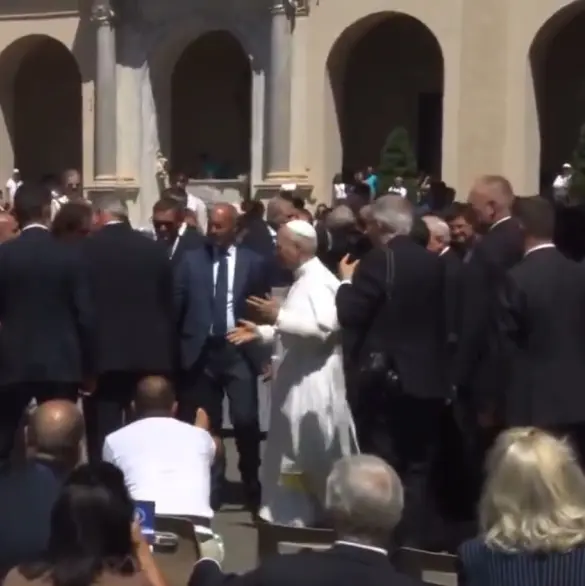 Momento exacto en que golpean al Papa León XIV con objeto en la Plaza de San Pedro; cayó sobre su cabeza 