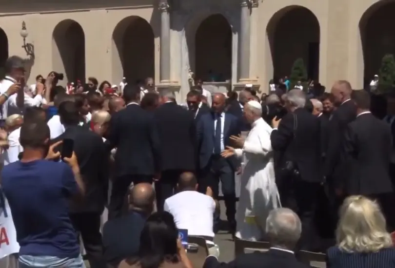 El Papa saludaba a los asistentes como lo hace usualmente. El Papa saludaba a los asistentes como lo hace usualmente.