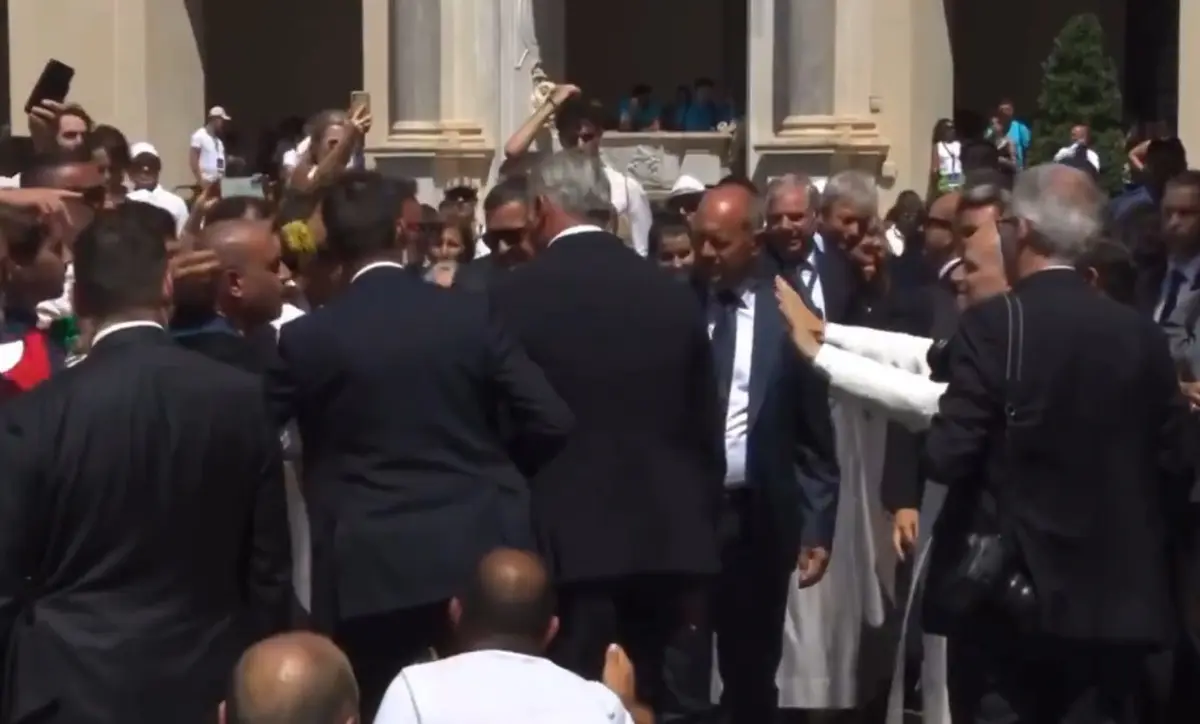 El Papa solicitó calma luego que una valla fuera derribada. Captura de pantalla.