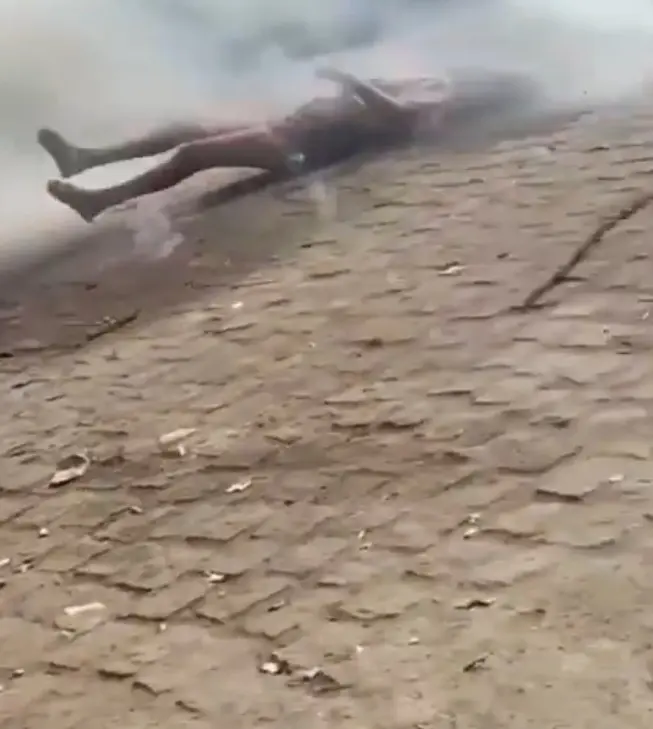 Tras la explosión, la mujer colapsó en el piso. Captura de pantalla.