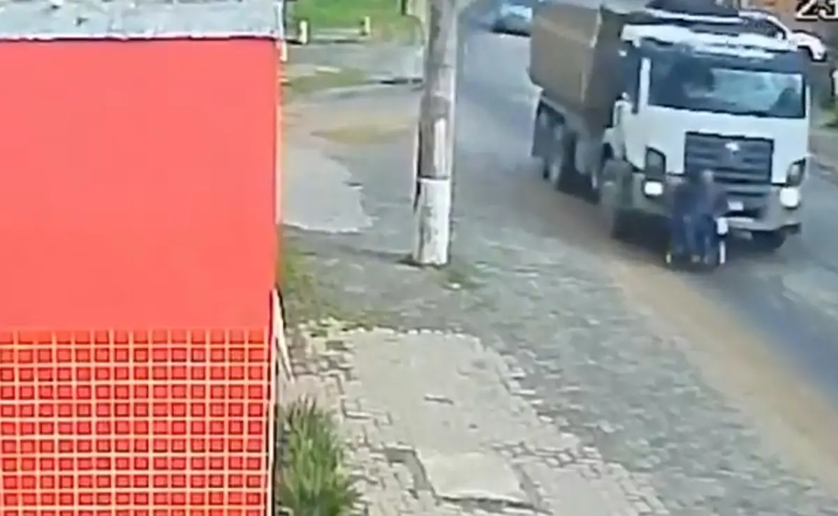 El camión embistió al adulto mayor sin darse cuenta. Captura de pantalla.