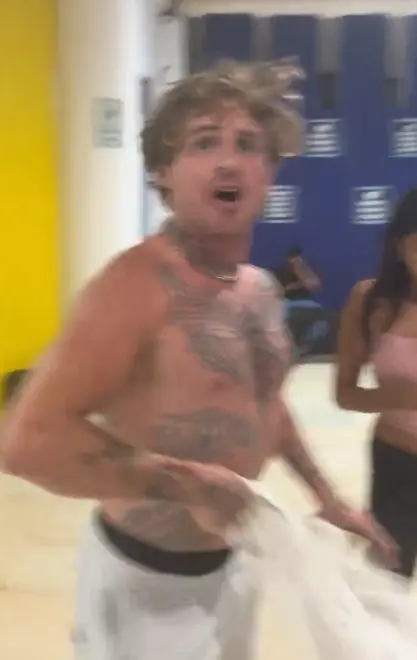 En el video se ve al hombre agrediendo a la mexicana con su camisa. TikTok.
