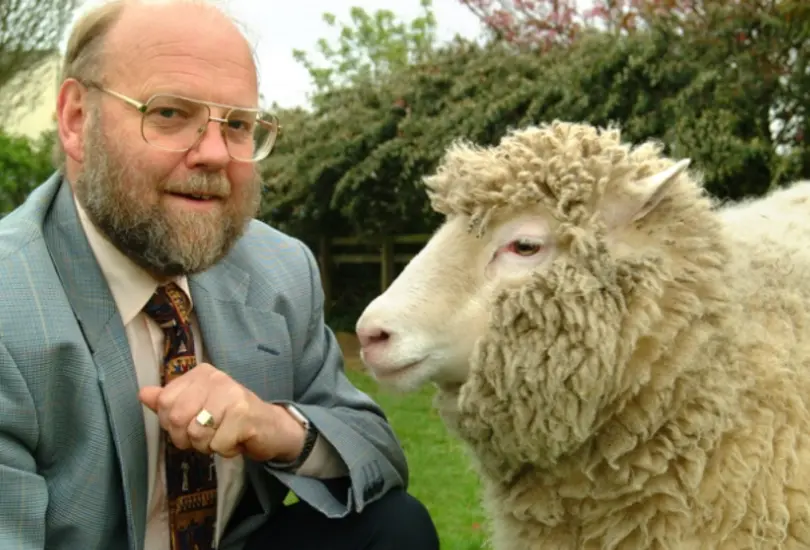Dolly con el profesor Sir Ian Wilmut, quien dirigió la investigación que la produjo. Dolly con el profesor Sir Ian Wilmut, quien dirigió la investigación que la produjo.