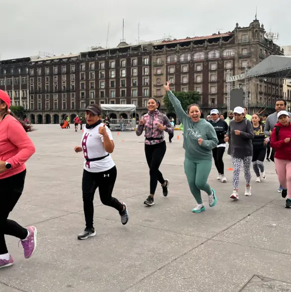 CDMX abre pista de atletismo en el Zócalo para entrenar rumbo al Maratón