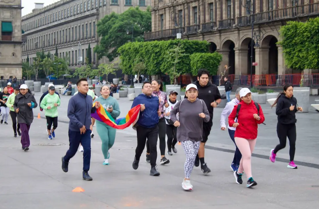 La idea es correr en el Zócalo, rodeado de edificios históricos como la Catedral Metropolitana o el Palacio Nacional. CDMX