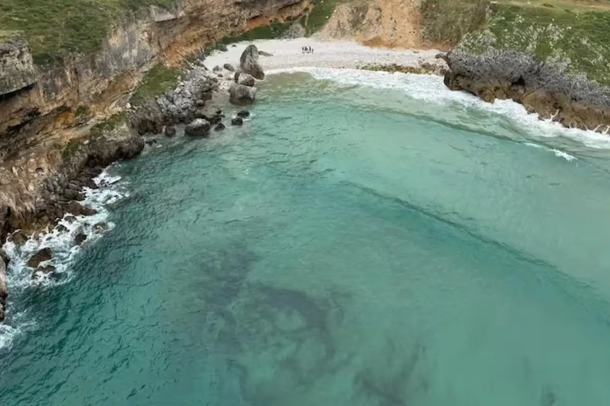  Joven entró a bañarse a la playa de San Vicente de la Barquera; su cuerpo fue encontrado flotando cubierto de algas 