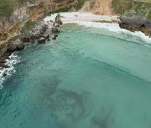 Joven entró a bañarse a la playa de San Vicente de la Barquera; su cuerpo fue encontrado flotando cubierto de algas