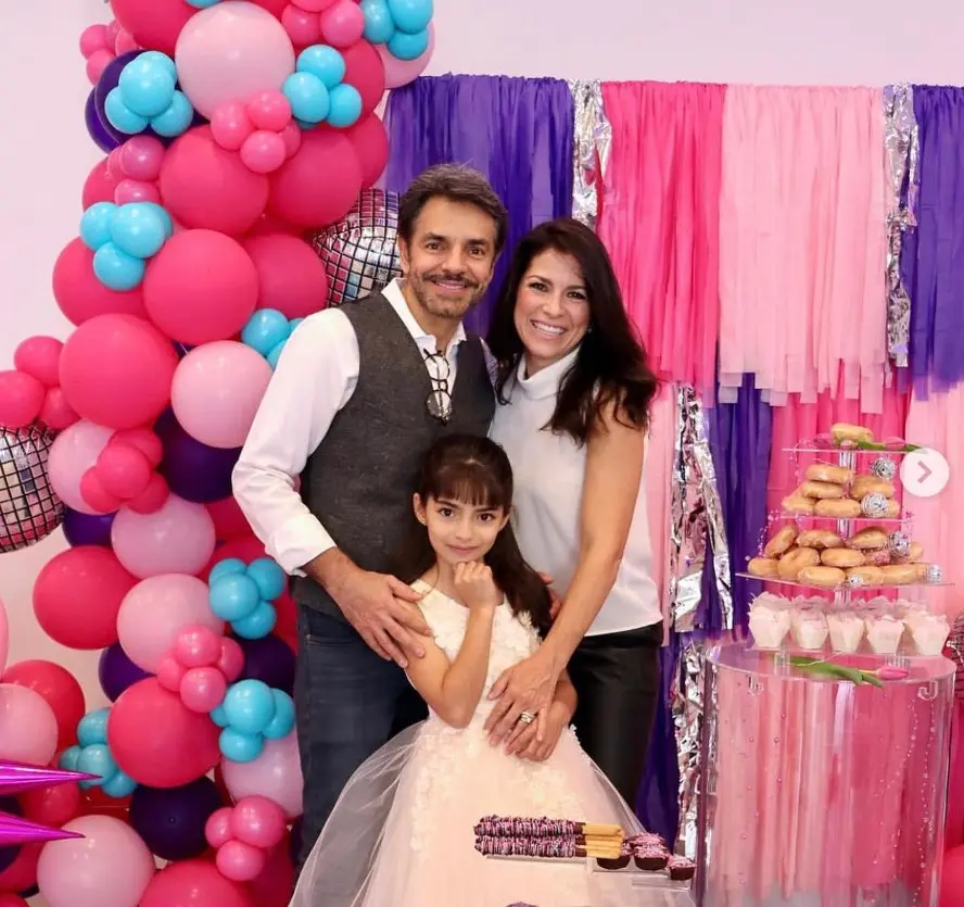 Alessandra es la madre de Aitana Derbez, la menor de los hijos de Eugenio. Comenzaron su relación en 2006 y se casaron en 2012.<br>