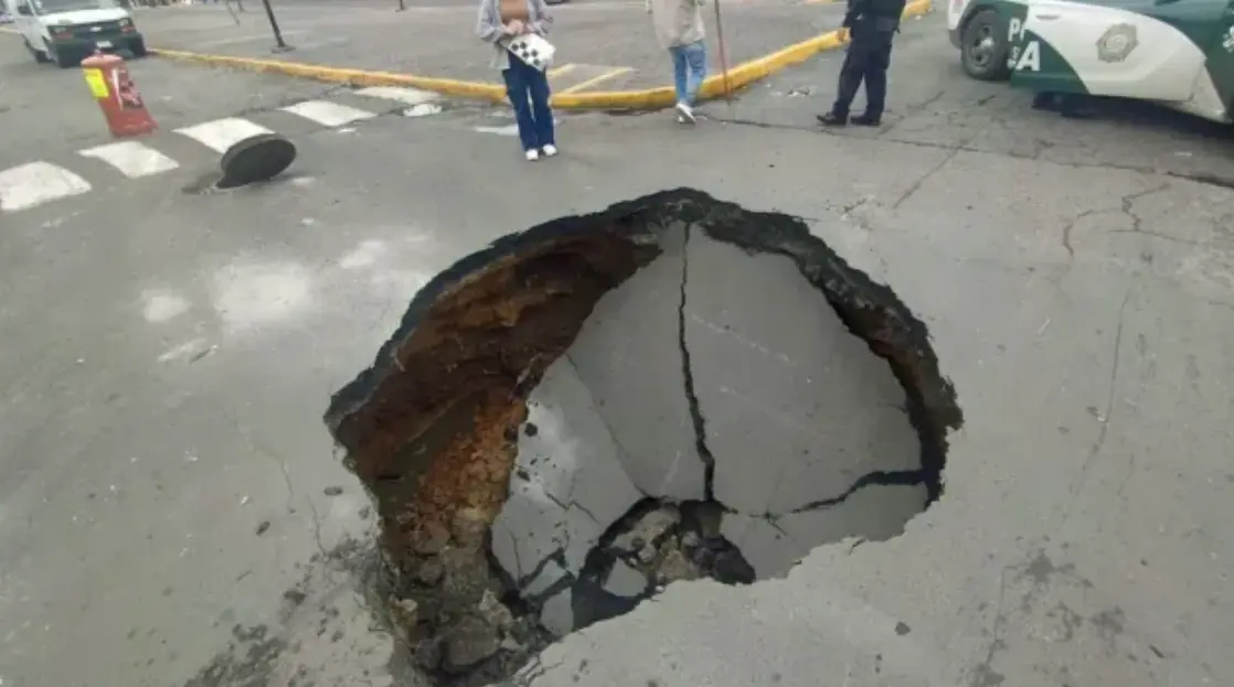 Socavón de Las Torres, en Iztapalapa, habría sido por efectos de lluvias. Especial