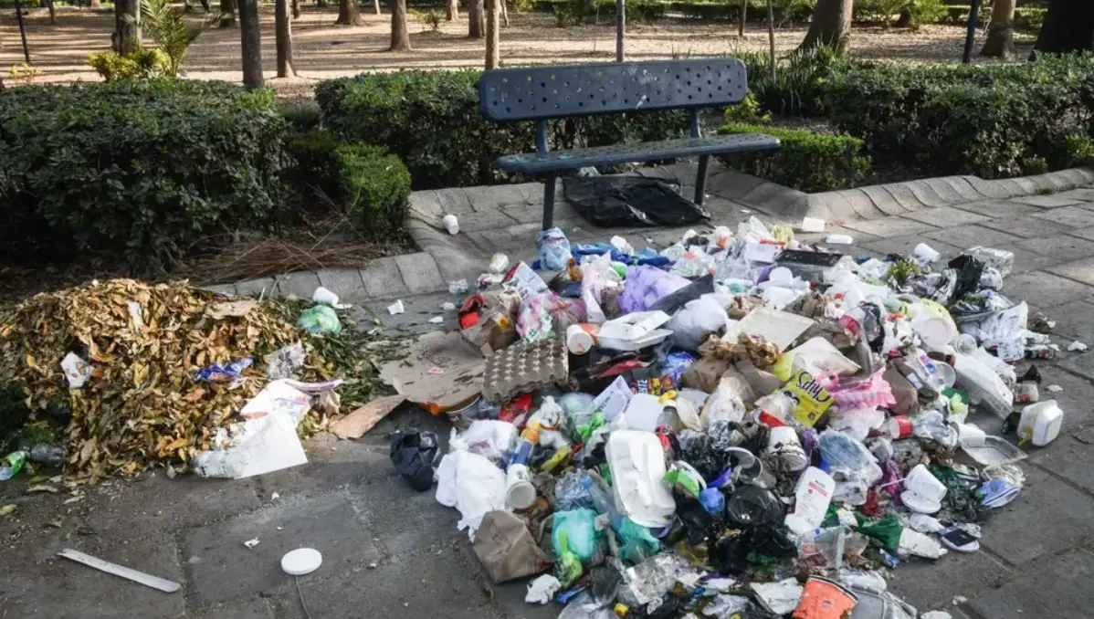 Grandes cantidades de basura abandonadas. Especial