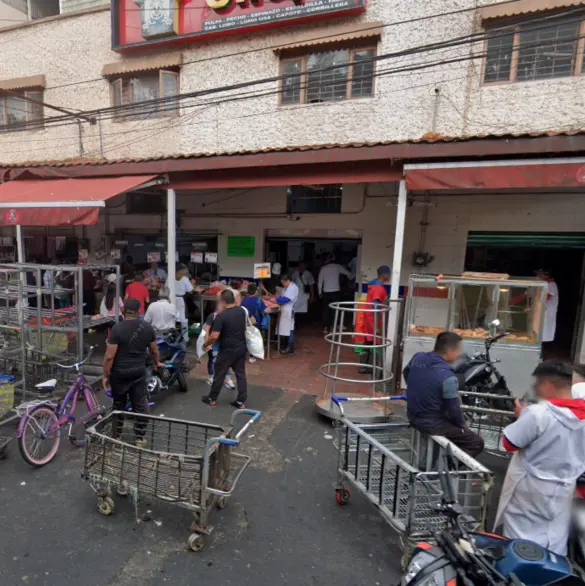 El diablo me lo ordenó: Momento en que hombre apuñala a dos carniceros en la Venustiano Carranza