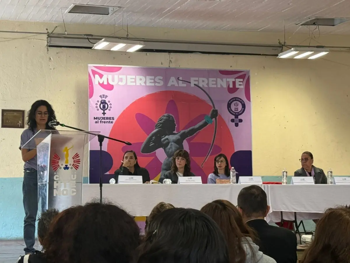 El taller no sólo capacita a estudiantes, sino también a docentes y personal educativo. Alcaldía Cuauhtémoc.