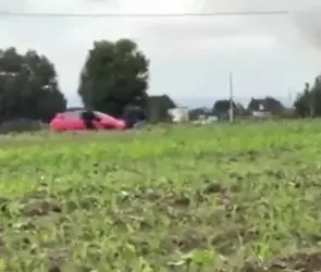 Policías hallan restos humanos en auto y detonan artefactos en Coronango, Puebla 