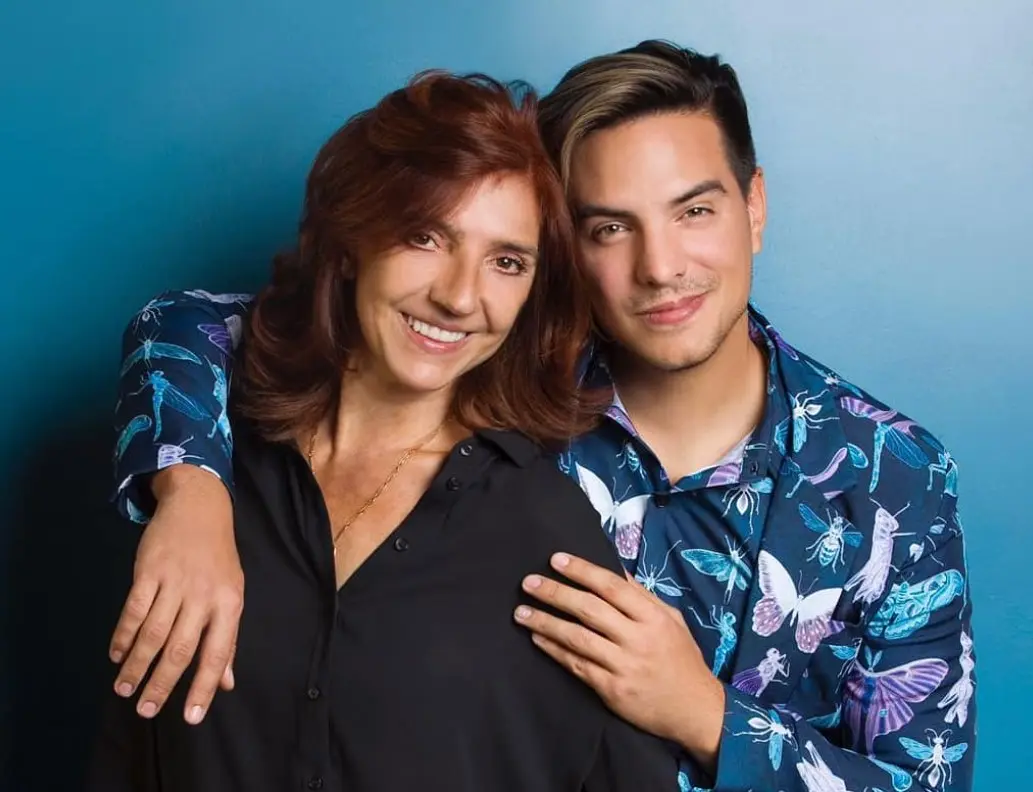 Según contó en el canal de YouTube de su hijo, conoció a Eugenio Derbez en un concurso de belleza de Miss Puebla y mantuvieron una relación de 4 años.