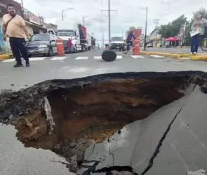 "Se tragó la calle": gigantesco socavón sorprende a vecinos en Iztapalapa