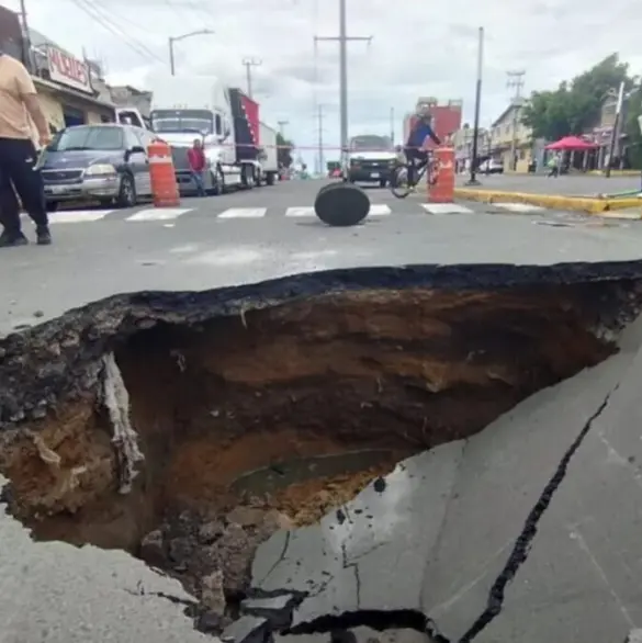 "Se tragó la calle": gigantesco socavón sorprende a vecinos en Iztapalapa