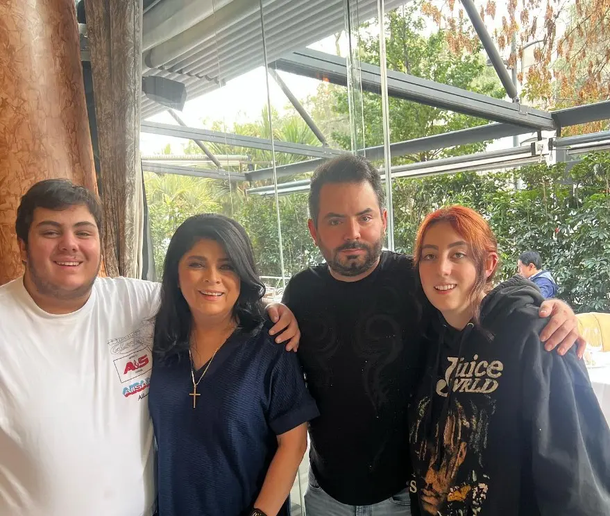 El comediante afirma que la madre de José Eduardo siempre supo la verdad de la boda. Tras el nacimiento de su nieta Tessa hicieron las paces.