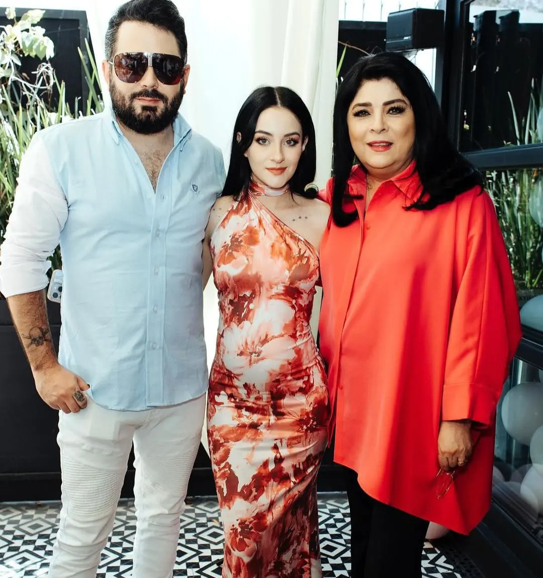 Su relación estuvo marcada por una "boda falsa". Según Ruffo, ella pensó que la boda que organizó Eugenio Derbez era real, pero tiempo después él le dijo que era simbólica.